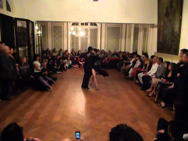 Video thumbnail for Jimena Hoeffner y Fernando Carrasco bailan en la Milonga Solidaria JugarxJugar