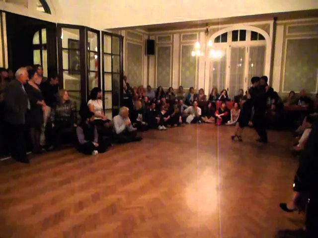 Video thumbnail for Jimena Hoeffner y Fernando Carrasco bailan en la Milonga Solidaria JugarxJugar