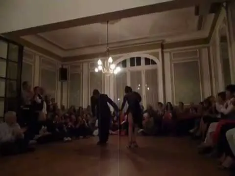 Video thumbnail for Jimena Hoeffner y Fernando Carrasco bailan en la Milonga Solidaria JugarxJugar