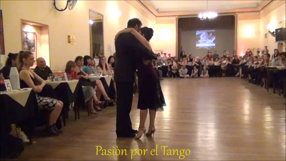 Video thumbnail for STELLA BAEZ y ERNESTO BALMACEDA Bailando el Tango CARICIAS en la MILONGA SOLIDARIA