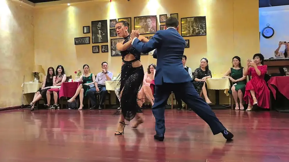 Video thumbnail for Yanina Quinones y Neri Piliu en ChengDu Rosa Tango Club Workshop 03