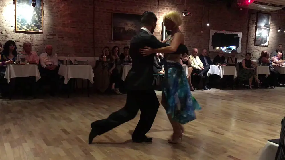 Video thumbnail for Alejandra Mantinan y Danilo Maddalena - Milonga Alo Lola Buenos Aires 14/08/2016 2/4