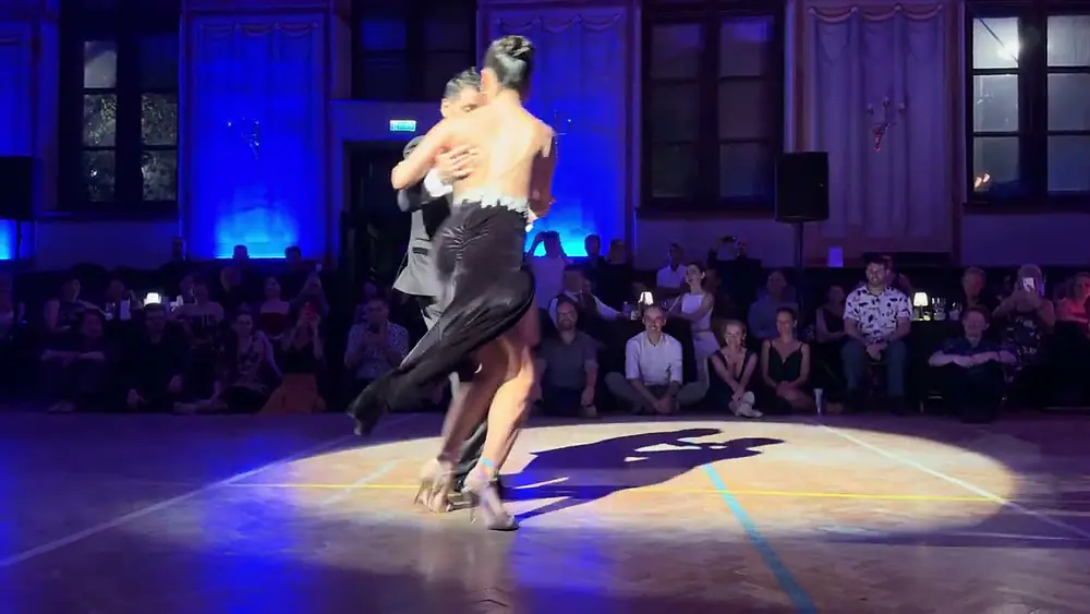 Video thumbnail for Yanina Quiñones y Neri Piliu – Quiero Verte Tango Festival 2024: Milonga del'83