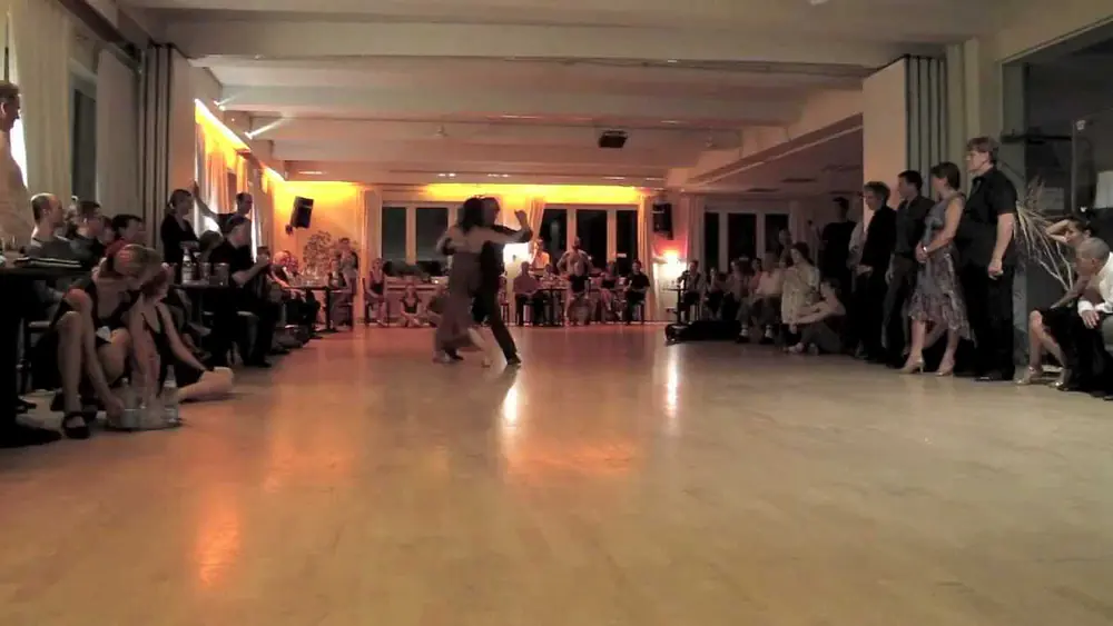 Video thumbnail for Gustavo Naveira & Giselle Anne - Chau Pinela