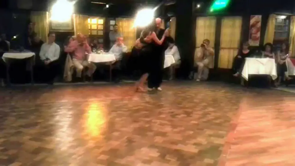 Video thumbnail for Ricardo Viqueira y María Plazaola en Milonga Caricias. Tango