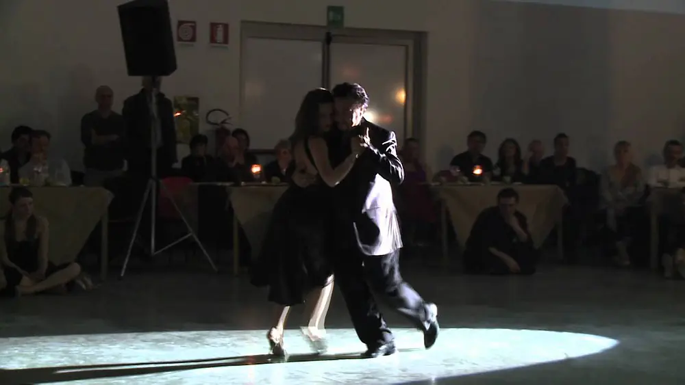 Video thumbnail for Mariano "Chicho" Frumboli y Juana Sepulveda - 4° esibizione - V grande Encuentro de Tango 2011