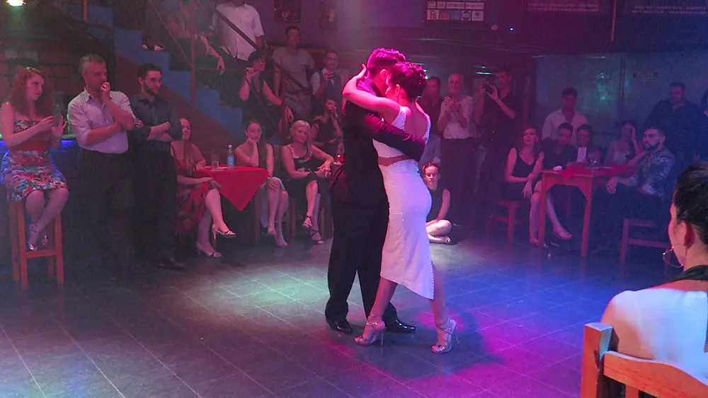 Video thumbnail for Jonathan Saavedra y Clarissa Aragon at Milonga a la Parilla  Buenos Aires 2020 1