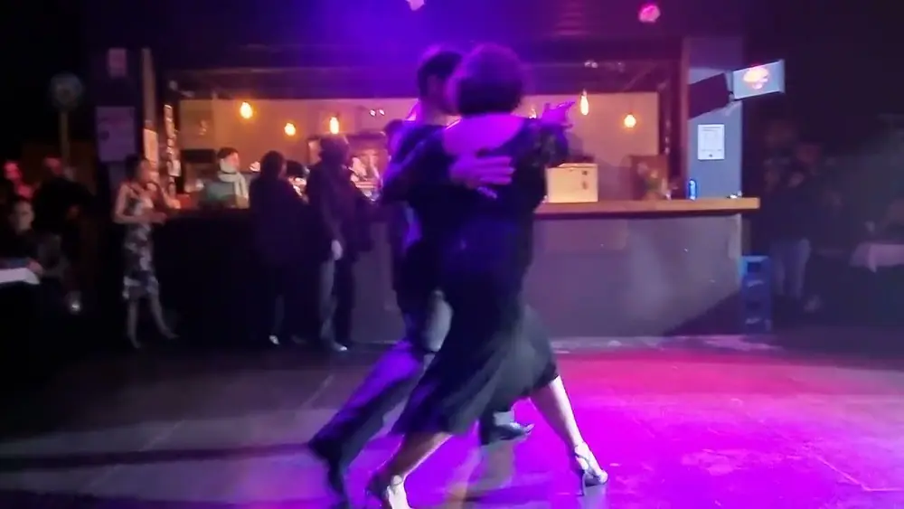 Video thumbnail for Corina de la Rosa y Ale Andrian 1/4 A La Parrilla