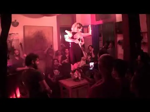 Video thumbnail for Tomas Corbalan y Yamila Ivonne bailan en la mesa con El Cachivache