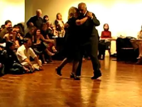 Video thumbnail for Carlos Pérez y Rosa Forte bailan Poema en Montevideo