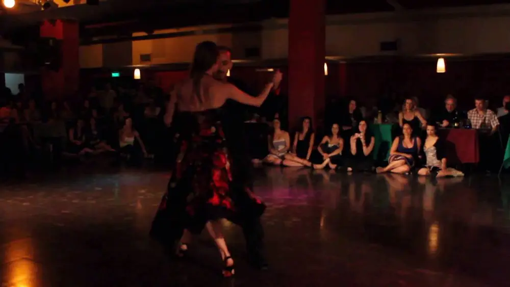 Video thumbnail for Natalia de Assuncao y Ariel Manzanares bailan en La Viruta Tango Club