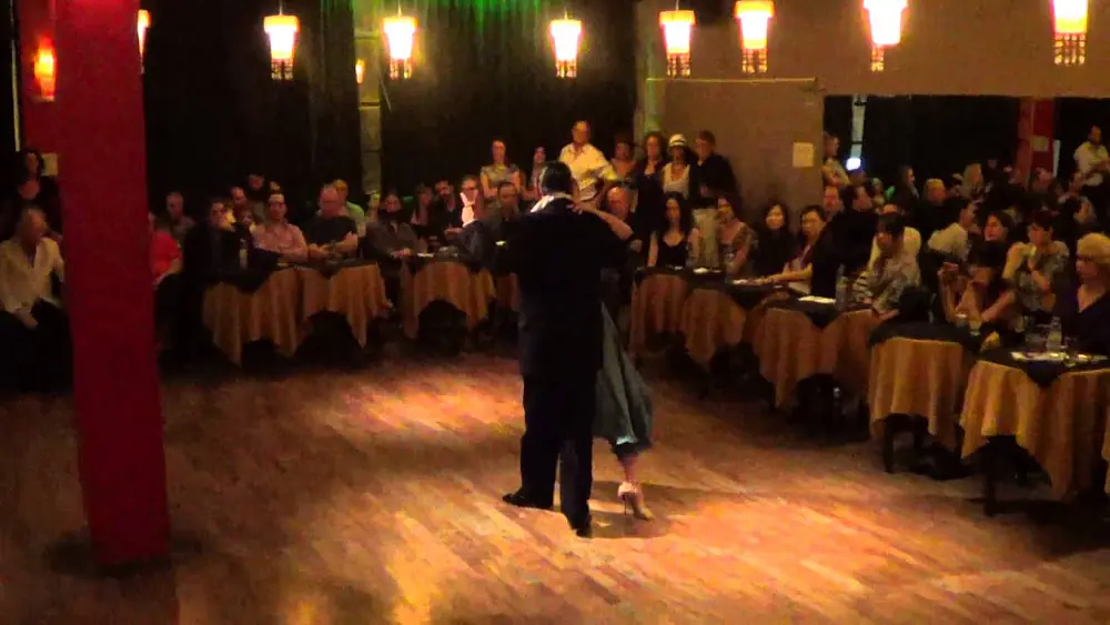 Video thumbnail for Alejandra Gutty y Pancho Martinez Pey en el Beso 2 (Tango)