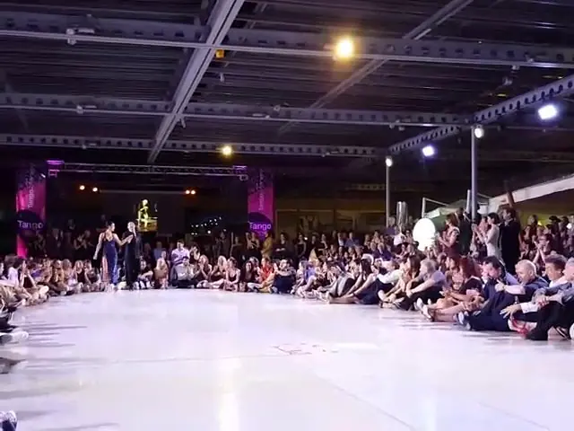 Video thumbnail for Miguel Angel Zotto e Daiana Guspero. Standing ovation con esibizioni con percussioni e rock and roll
