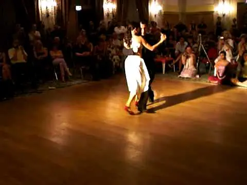 Video thumbnail for Leo Calvelli y Eugenia Usandivaras bailan " No Hay Tierra Como la Mia"