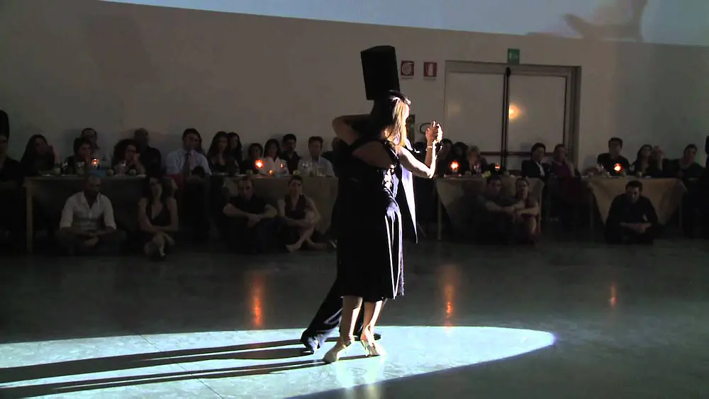 Video thumbnail for Mariano "Chicho" Frumboli y Juana Sepulveda - 3° esibizione - V grande Encuentro de Tango 2011