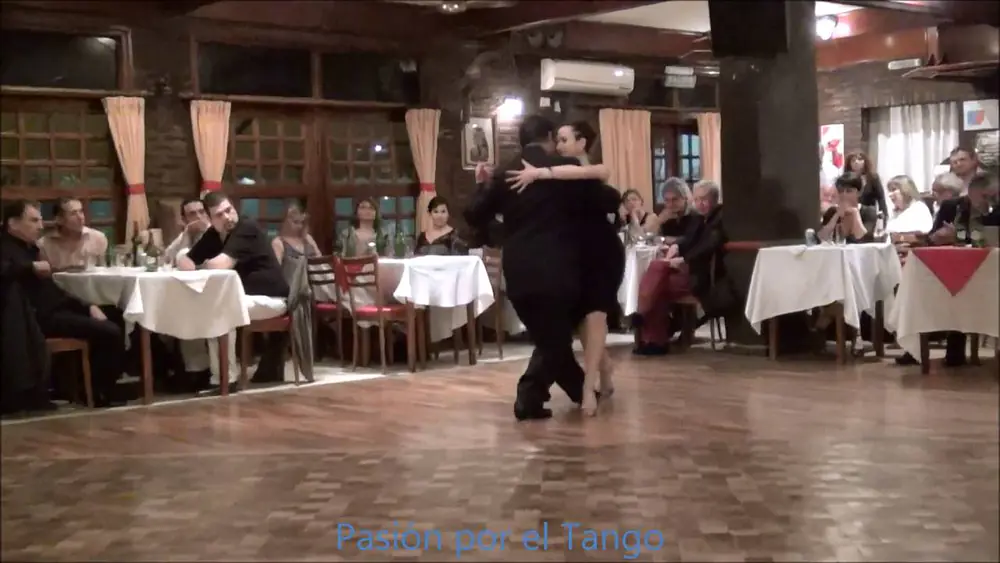 Video thumbnail for MARIA EUGENIA BRANDULO y DIEGO LUCIANO CHANDIA Bailando el Vals MIEDO en la MILONGA CARICIAS