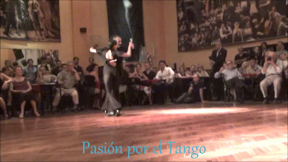Video thumbnail for MARIANA FLORES y EDUARDO CAPUSSI Bailando el Tango PORTEÑA LINDA en SOHO TANGO