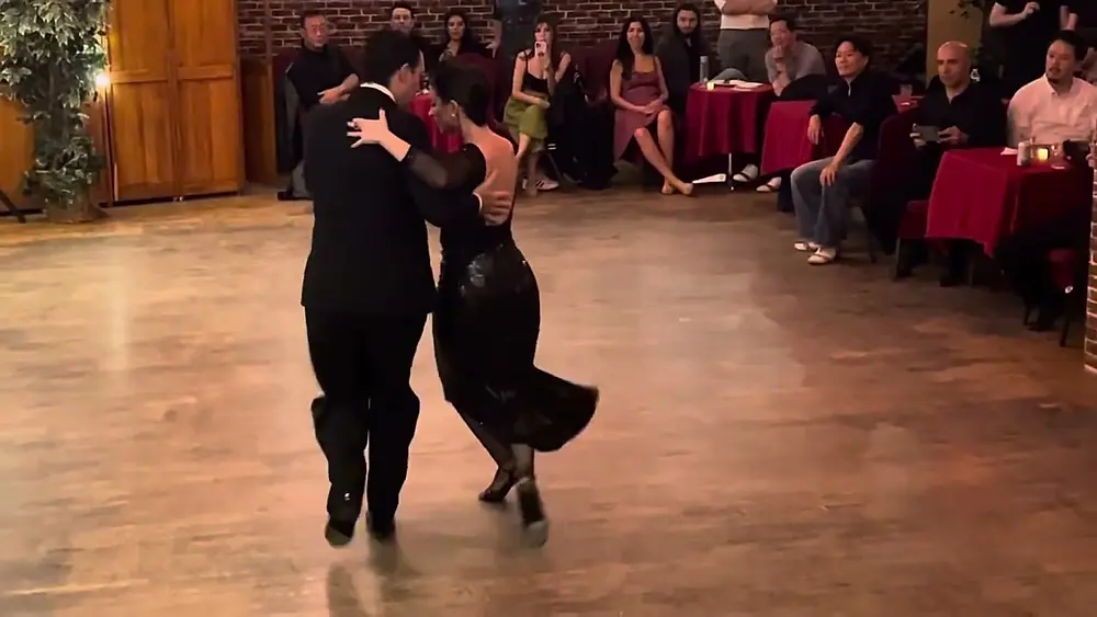 Video thumbnail for Marcos Pereira & Florencia Borgnia @ Gallo Ciego Milonga - Tango 1