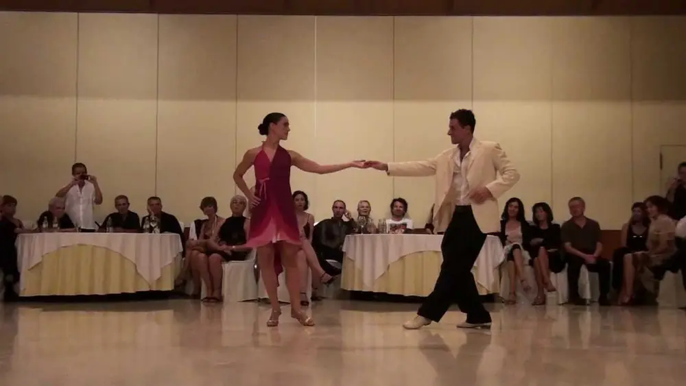 Video thumbnail for Adrian Luppi y Paula Villarroel - "Mariza-O Gente Da Minha Terra"