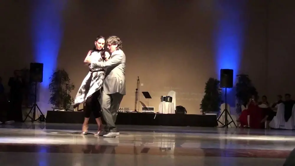 Video thumbnail for Milton Homann y Romina Godoy - "Encanto Rojo"