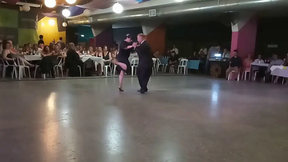 Video thumbnail for Juntada milonguera Azul 2019 - Lorena Bouzas y Paulo Bidart - 1/3 - 17/11/19