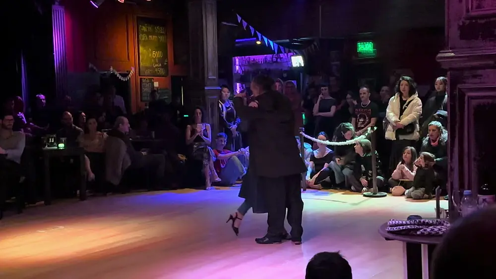 Video thumbnail for Bailan Carolina Lafata y Pablo Villarraza en milonga La Comedia