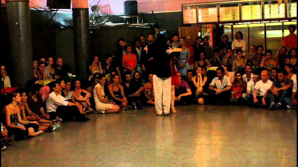Video thumbnail for Ariadna Naveira y Fernando Sanchez bailan en Villa Malcolm -Bajo el cono azul