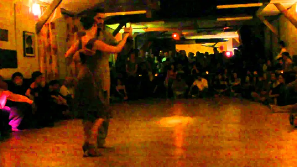 Video thumbnail for Enzo Hoces et Aurore Chadoin - Tango 1/4- Paris 16 octobre 2010