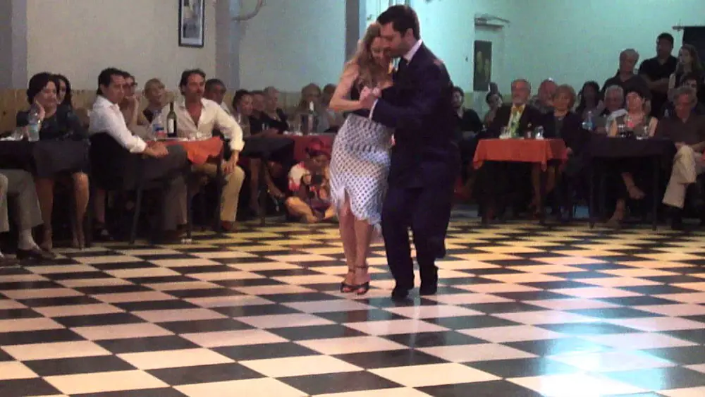 Video thumbnail for Sin Rumbo, bailan Javier Rodriguez y Noelia Barsi 2/4