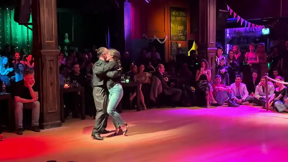 Video thumbnail for Pablo Villarraza y Carolina Lafata bailan en la milonga La Comedia