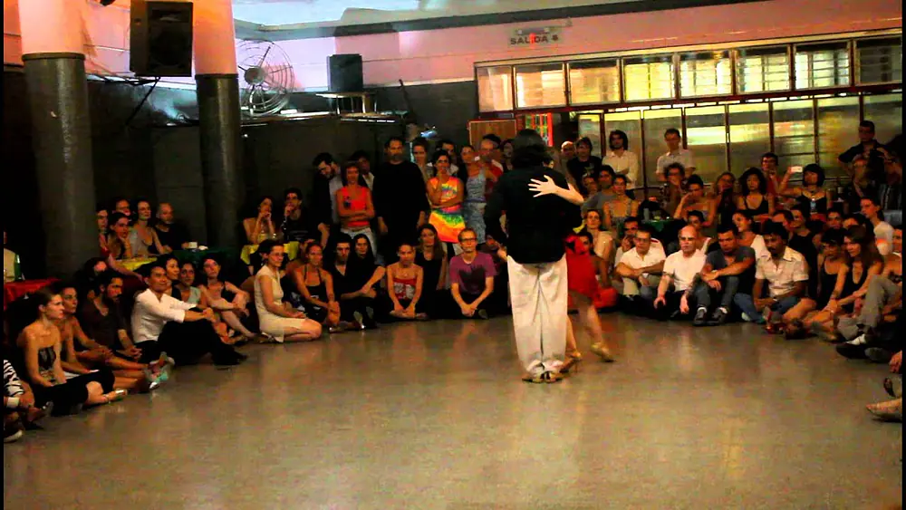 Video thumbnail for Ariadna Naveira y Fernando Sanchez bailan en Villa Malcolm - Loca