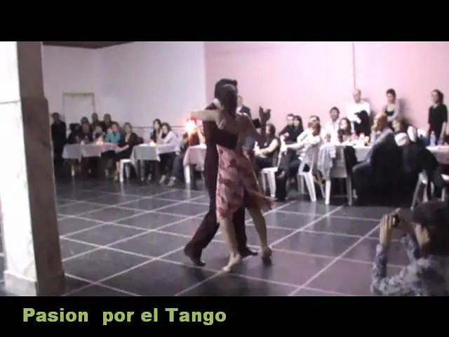 Video thumbnail for PAOLA TACCHETTI Y ERNESTO CANDAL BAILANDO EN FLORAL MILONGA