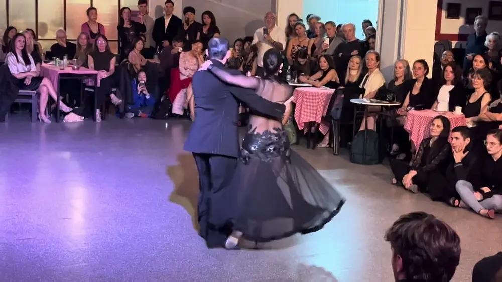 Video thumbnail for Tango LOS COSOS DE AL LAO de Troilo, bailan Jonathan Spitel y Betsabet Flores en Villa Malcolm