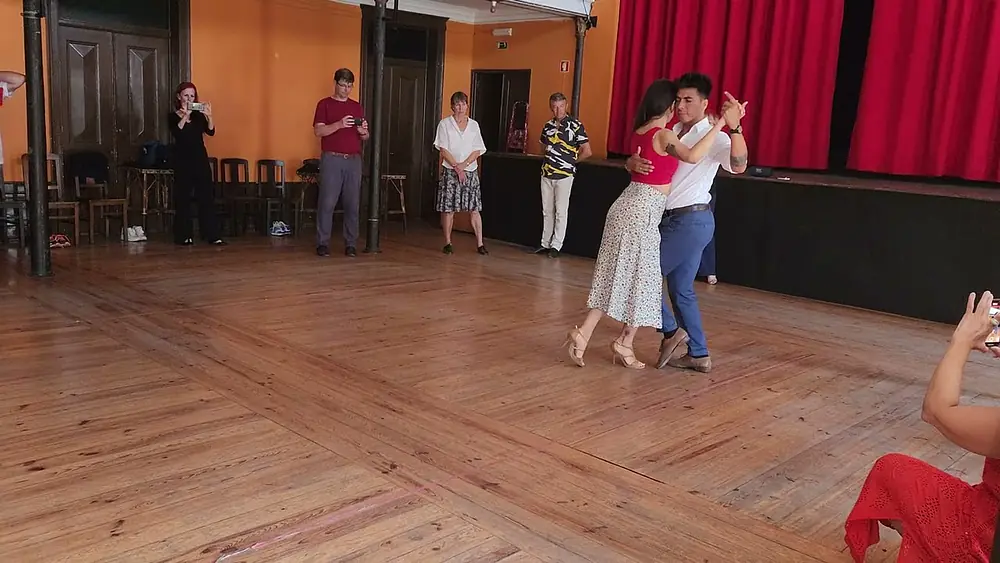 Video thumbnail for Argentine tango workshop-walking systems: Roxana Suárez & Sebastián Achaval