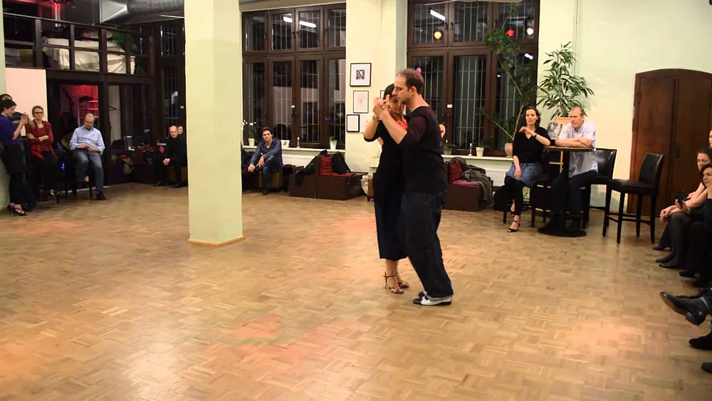 Video thumbnail for Rhythmische Tango + MIlongafiguren mit Susanne Opitz Rafael Busch. Tangokurs 4.2. DEMO