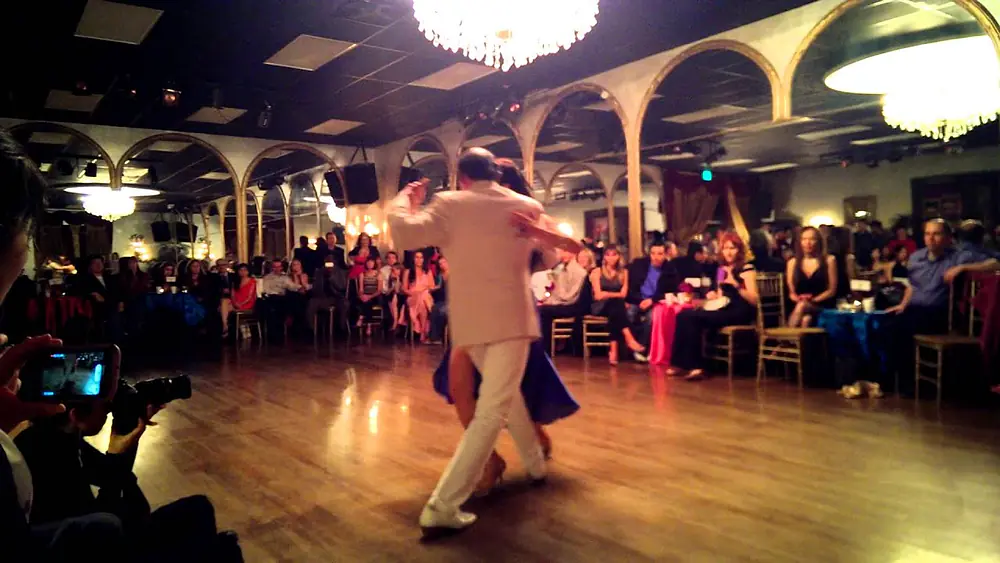 Video thumbnail for Carlos Copello & Yuliana Basmajyan perform at Milonga Luna.