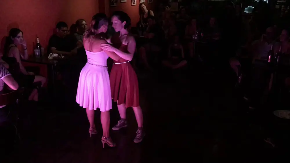Video thumbnail for Inés Muzzopappa y Gaby Mataloni en la Milonga del Pez Cañón 2/3