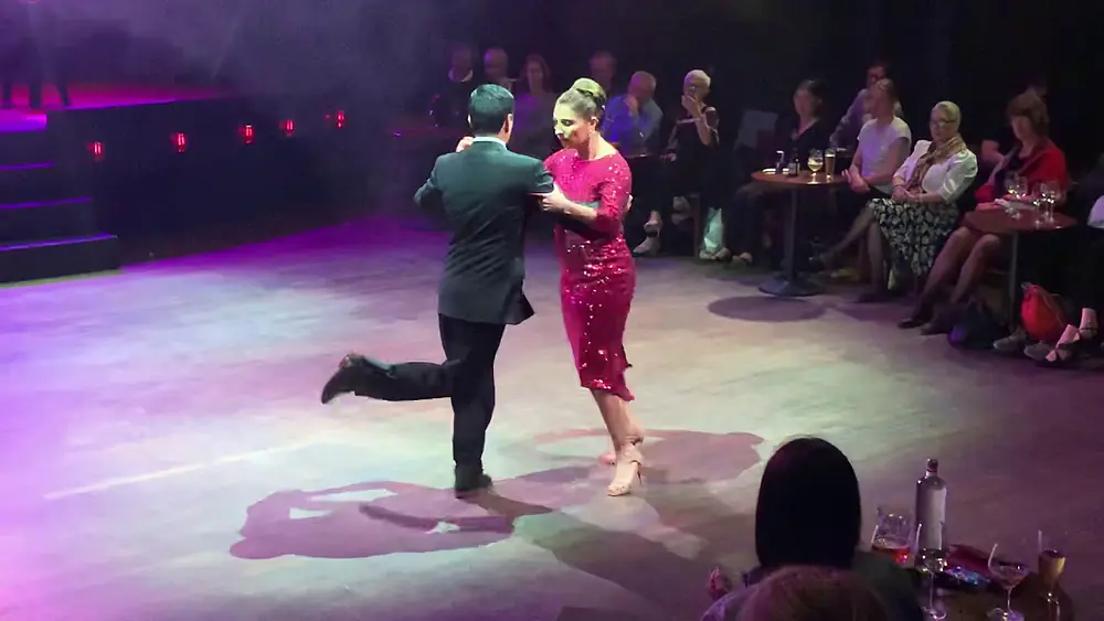 Video thumbnail for Cristian Correa y Miriam Copello bailan un Tango