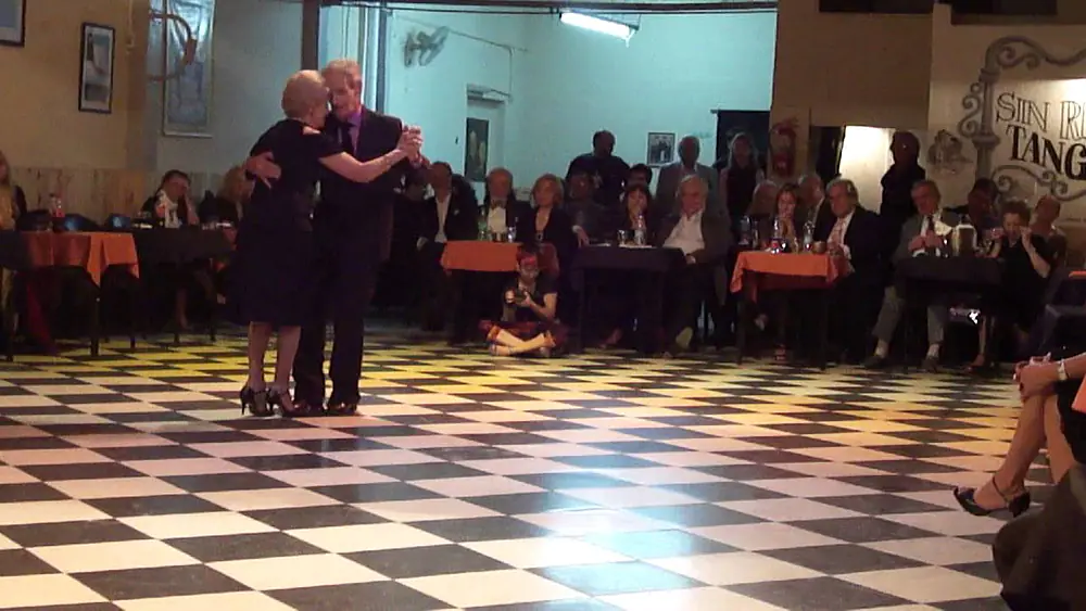 Video thumbnail for Sin Rumbo, Italo y Mecha bailan en homenaje a los 50 años de milonga de Oscar Hector 2/2