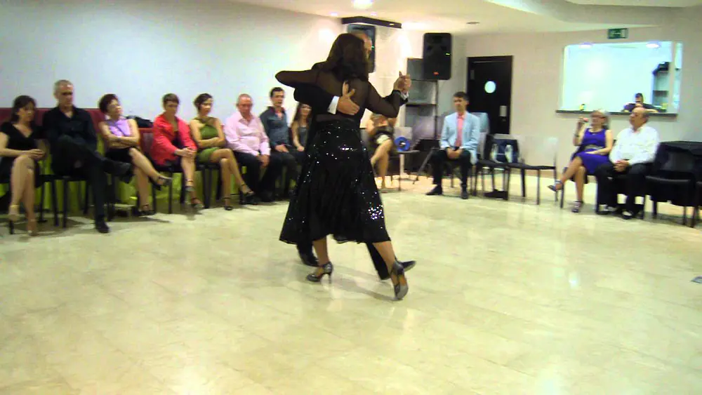 Video thumbnail for Juana García y Julio Robles - "Así se baila el tango"