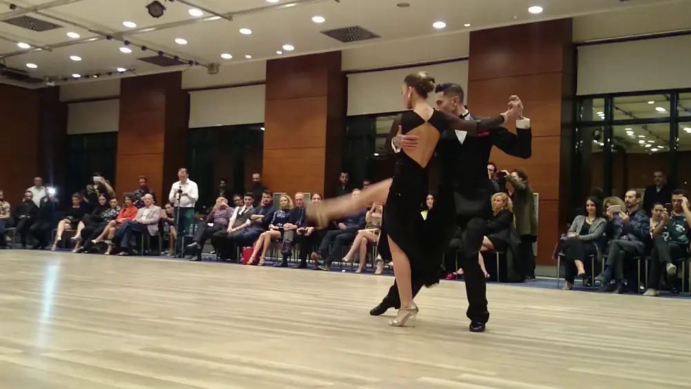 Video thumbnail for Julian Sanchez & Bruna Estellita. Loca / Tango Bardo. Apertura Tango Weekend 2019