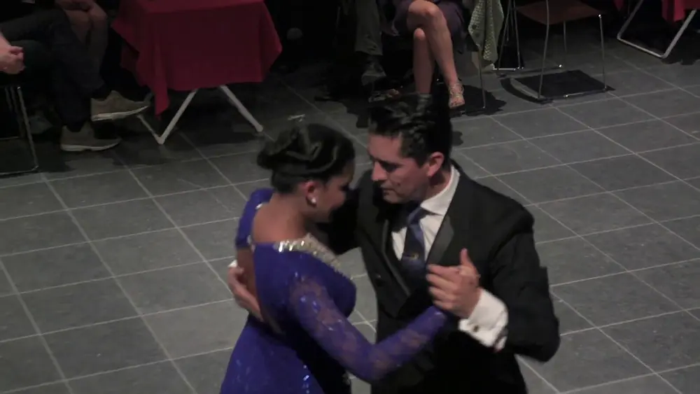 Video thumbnail for Edwin Espinosa y Alexa Yepes bailan tango vals en la Capilla Altena