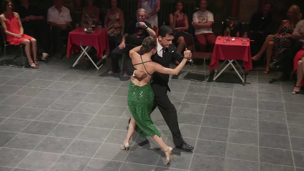 Video thumbnail for Edwin Olarte & Vittoria Franchina bailan tango en la Capilla Altena 30.06.18:2