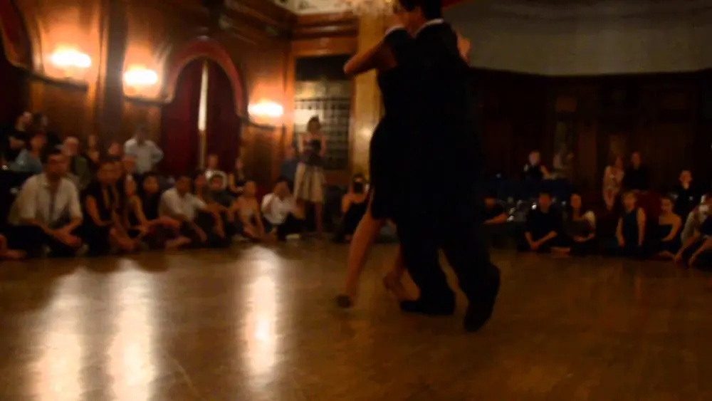 Video thumbnail for Noelia Hurtado & Carlitos Espinoza, 'Un infierno' (Rotundo)