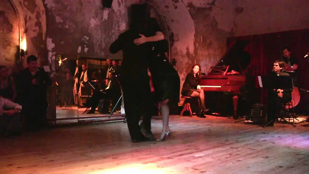 Video thumbnail for Maria Belen Giachello et Diego Riemer dansent sur un tango de Pugliese