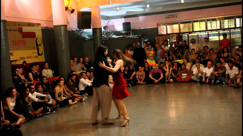 Video thumbnail for Ariadna Naveira y Fernando Sanchez bailan en Villa Malcolm  - Repiques del corazón