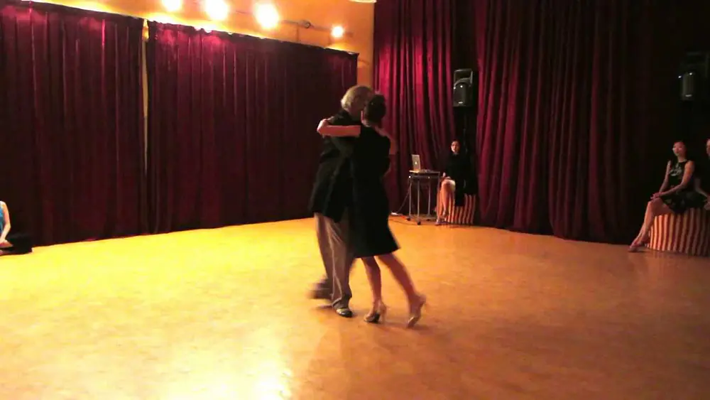 Video thumbnail for Oscar Casas and Ana Miguel, "Yo Te Amo", El Abrazo, 1/3