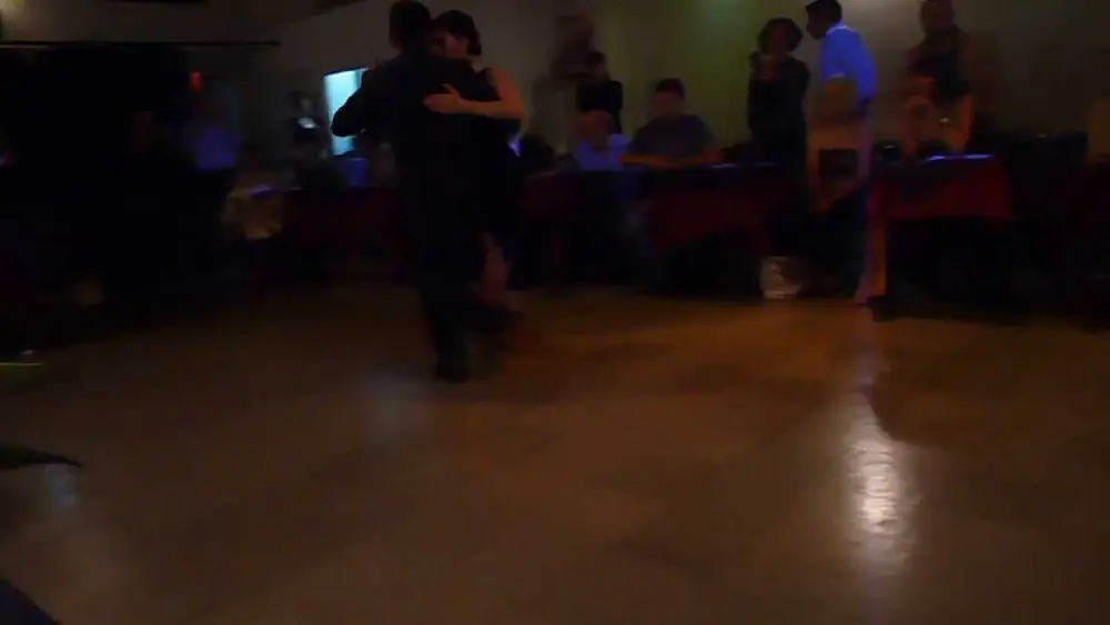 Video thumbnail for Julieta Qüesta y Rauli Choque bailan en Milonga "Porteño y Bailarín"