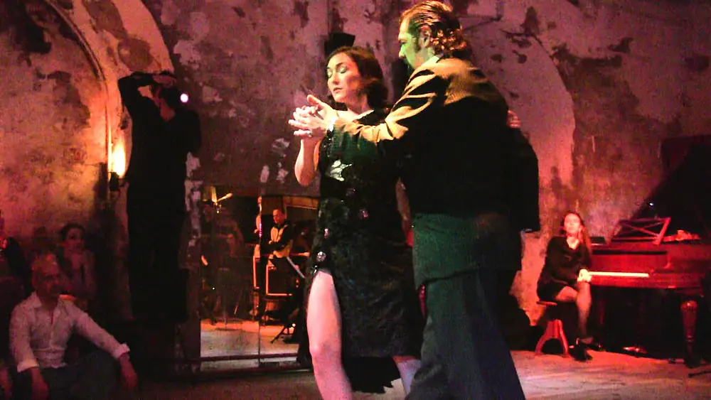 Video thumbnail for Maria Belen Giachello et Diego Riemer dansent sur le tango " En esta tarde gris "