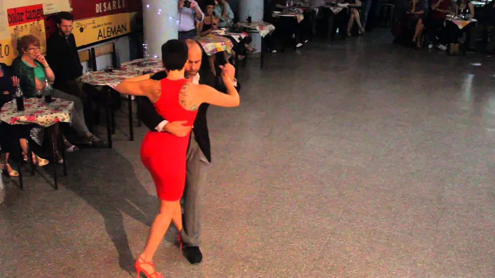 Video thumbnail for Oliver Kolker y Greta Hekier - 4/4/2016 - El Motivo 2/4